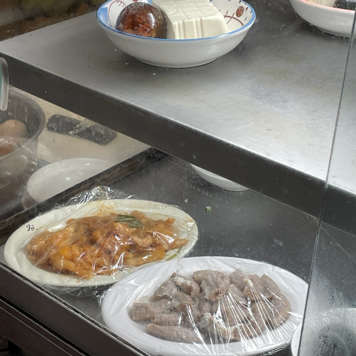 福樂水餃牛肉麵 の雰囲気の写真：小菜區 賣完就沒 byFreddy Liu 