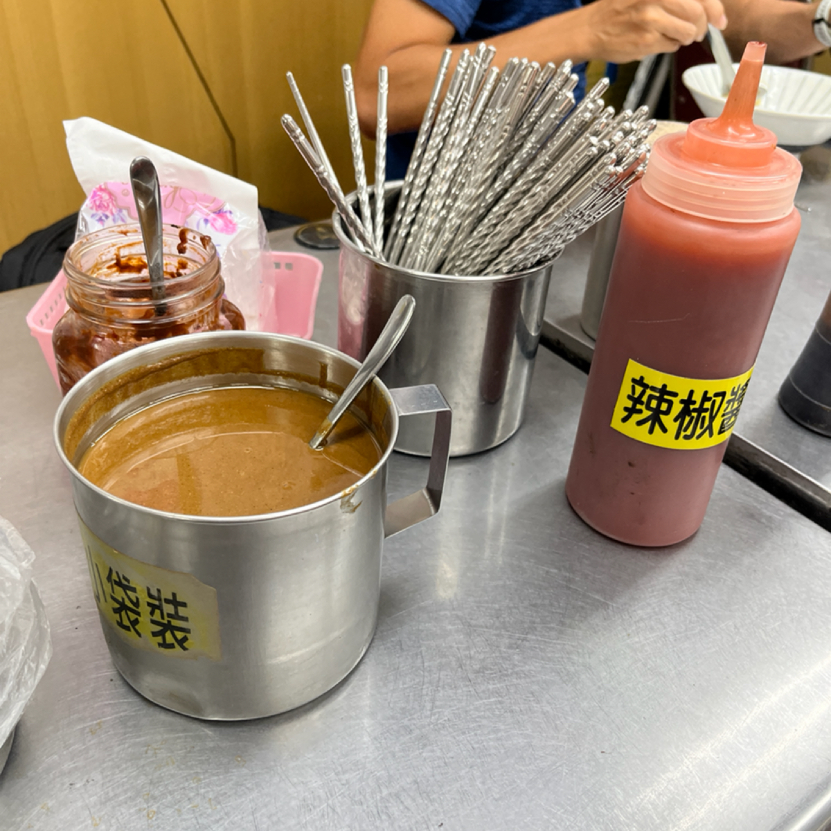 Vibe image of 立偉麵食: 桌上有麻醬&amp;辣椒醬
自己可以加～～ shot by 漂釀美眉