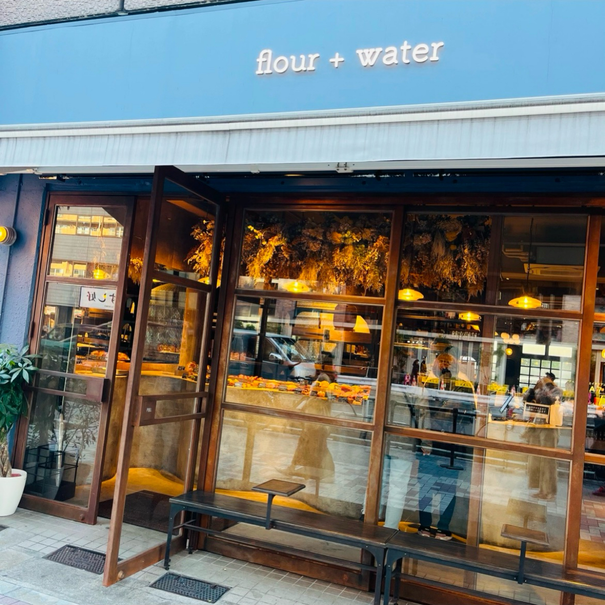 flour+water 中目黒店 的外觀氛圍圖片：外観 由はらぺこちゃん 拍攝