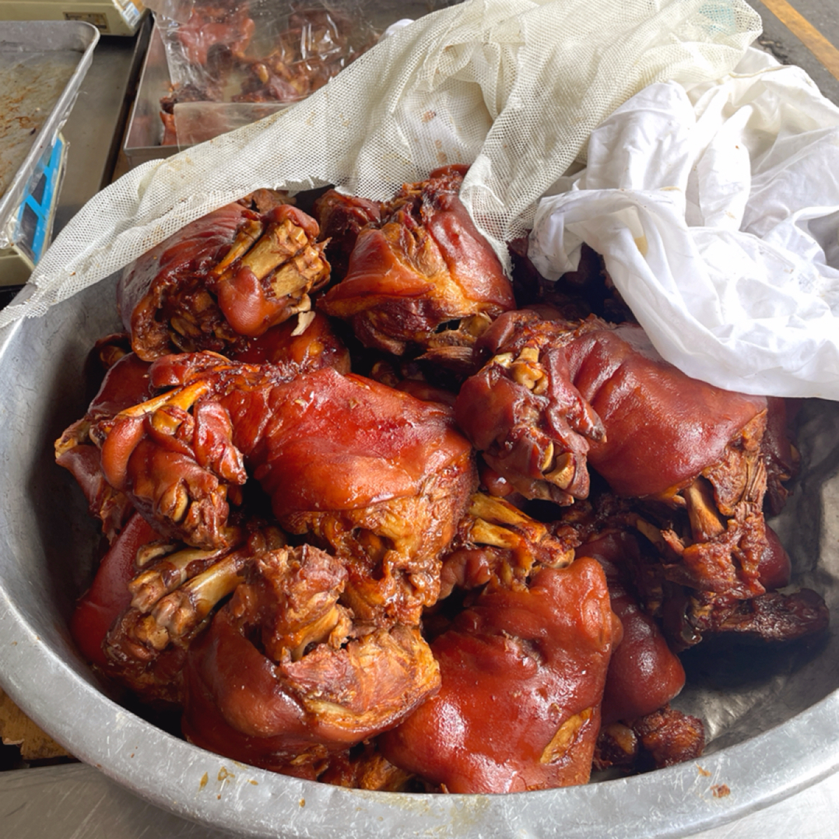 Meal image of 熊家萬巒豬腳: 一大盆的豬腳，就擺在門口。
這裡是豬腳區，無論是內用有點、吃飽後要加外帶，或是有人現場外帶，店員都是 shot by 一刻又一嗑