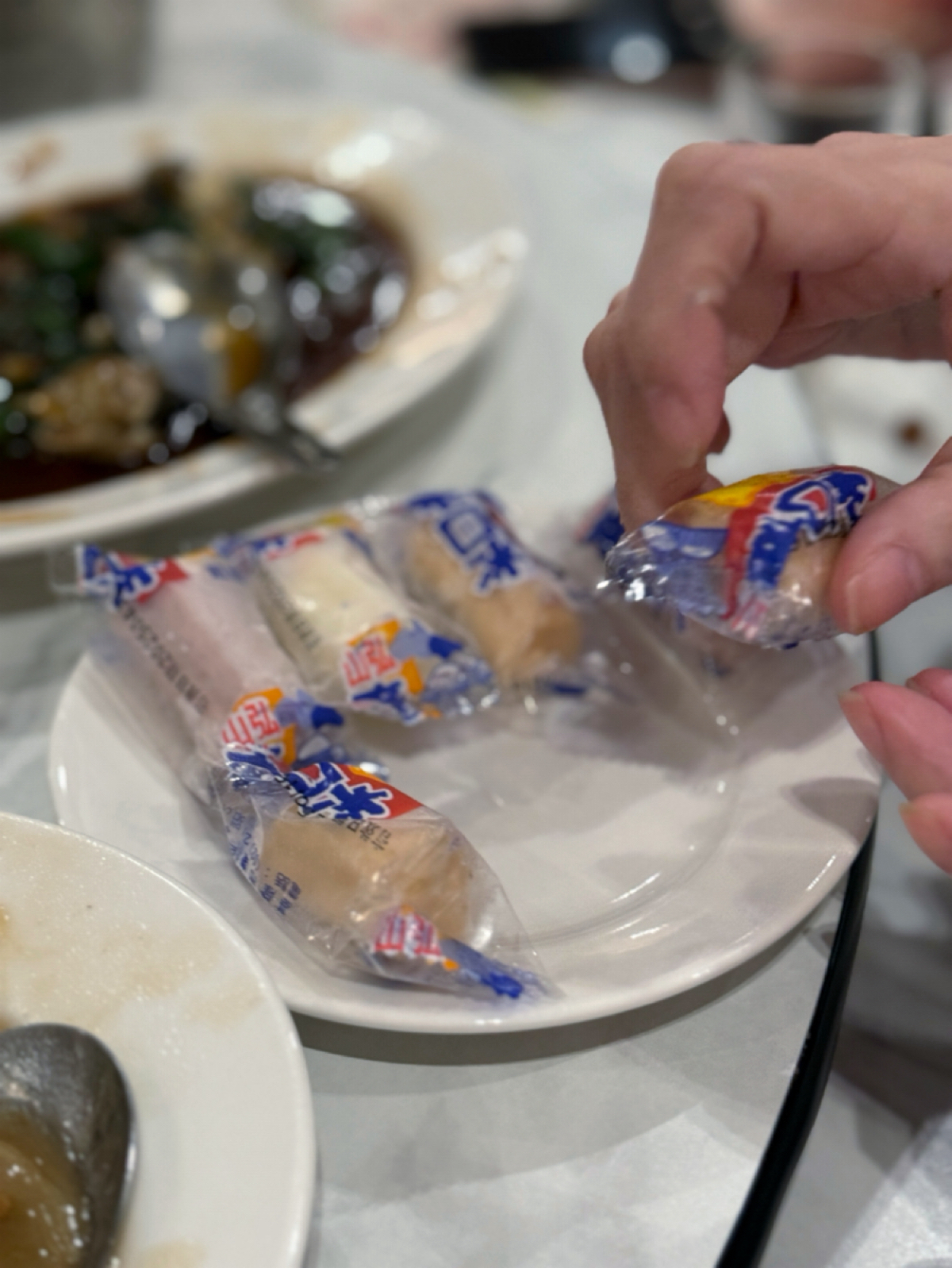 Meal image of 興蓬萊台菜餐廳 大葉高島屋店: 最後還會送上超級古早味的芋泥花生枝仔冰！就是以前辦桌的時候最後一道會上的那種，一口小包裝，裡面有芋頭 shot by 阿波卡