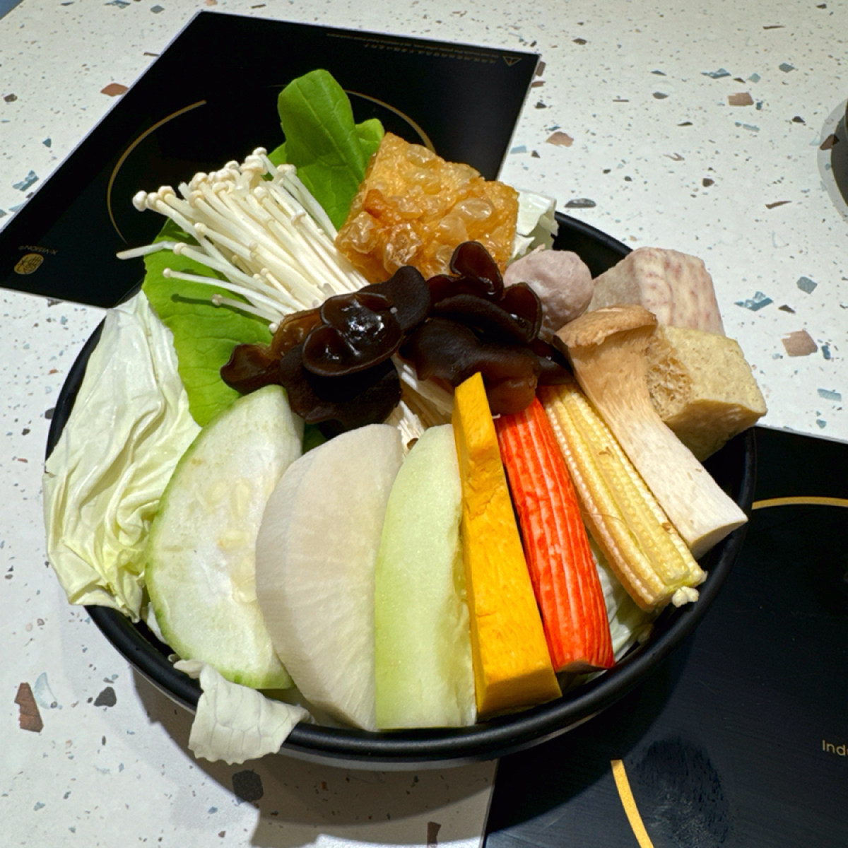食客三千 のレストランの写真：菜盤塞的很滿！沒有什麼火鍋料（這是愛火鍋料的我小失望的部分😝） byAna 