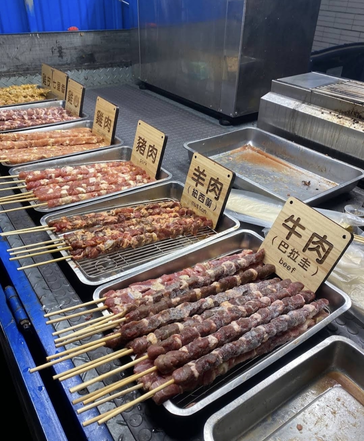 Menu image of 夯串巨無霸肉串: 一串80 shot by 美食肥之豬