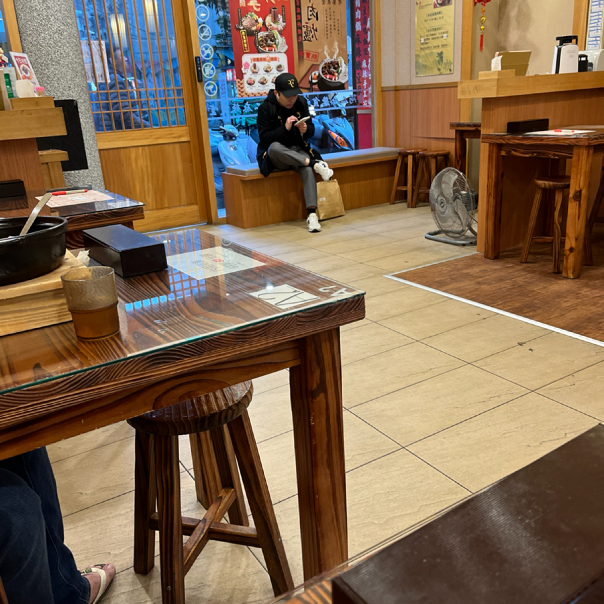Vibe image of 雲鼎阿二麻辣食堂 中山店: 1樓座位 shot by 打工仔