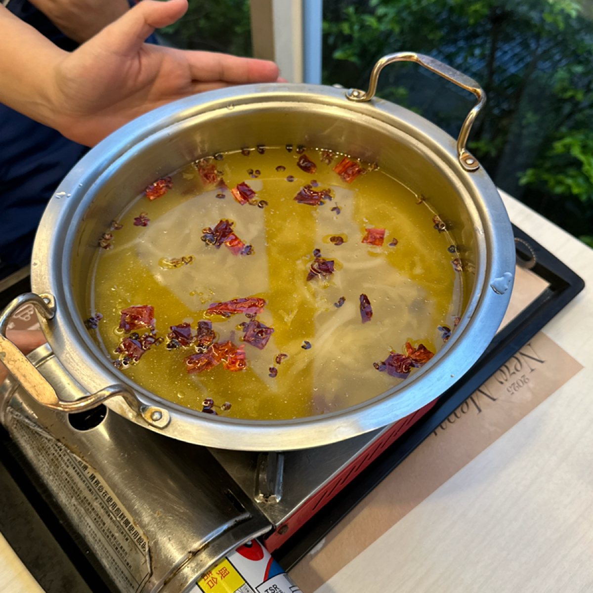 梨子 豐原店 的餐點圖片：酸菜魚鍋（的湯底） 由YY 拍攝