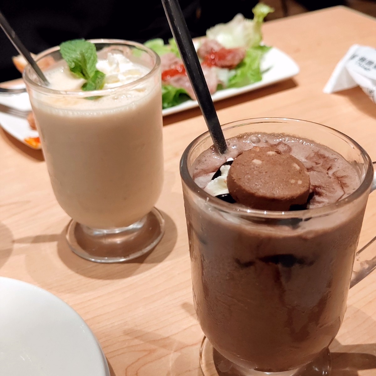 義式屋古拉爵 南港中信店 的餐點圖片：香蕉霜淇淋奶昔
巧克力霜淇淋奶昔 由雷姆踩點筆記 拍攝