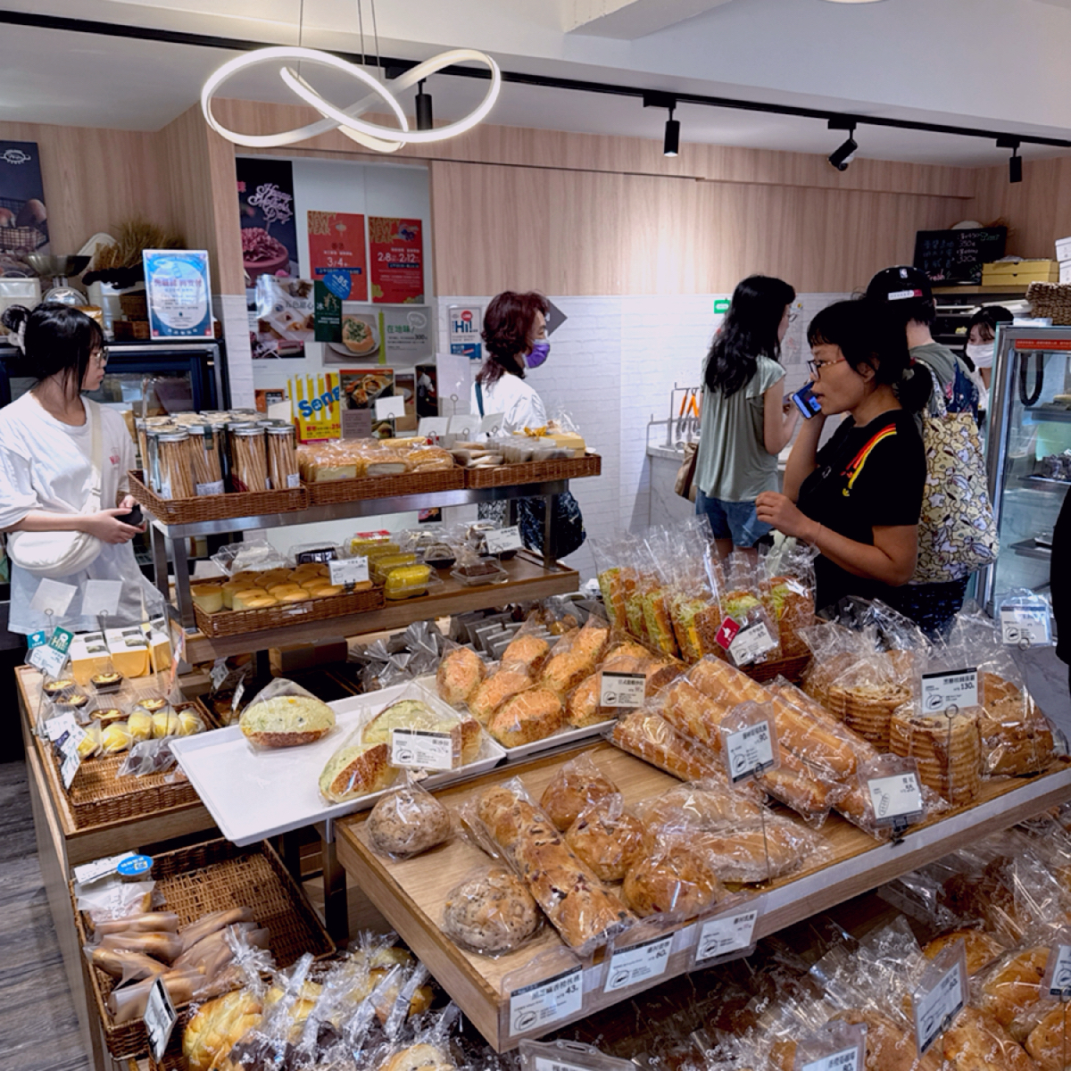 Vibe image of 普諾麵包坊 忠孝店: 店面佔地不大 每次都人潮滿滿 shot by Ana