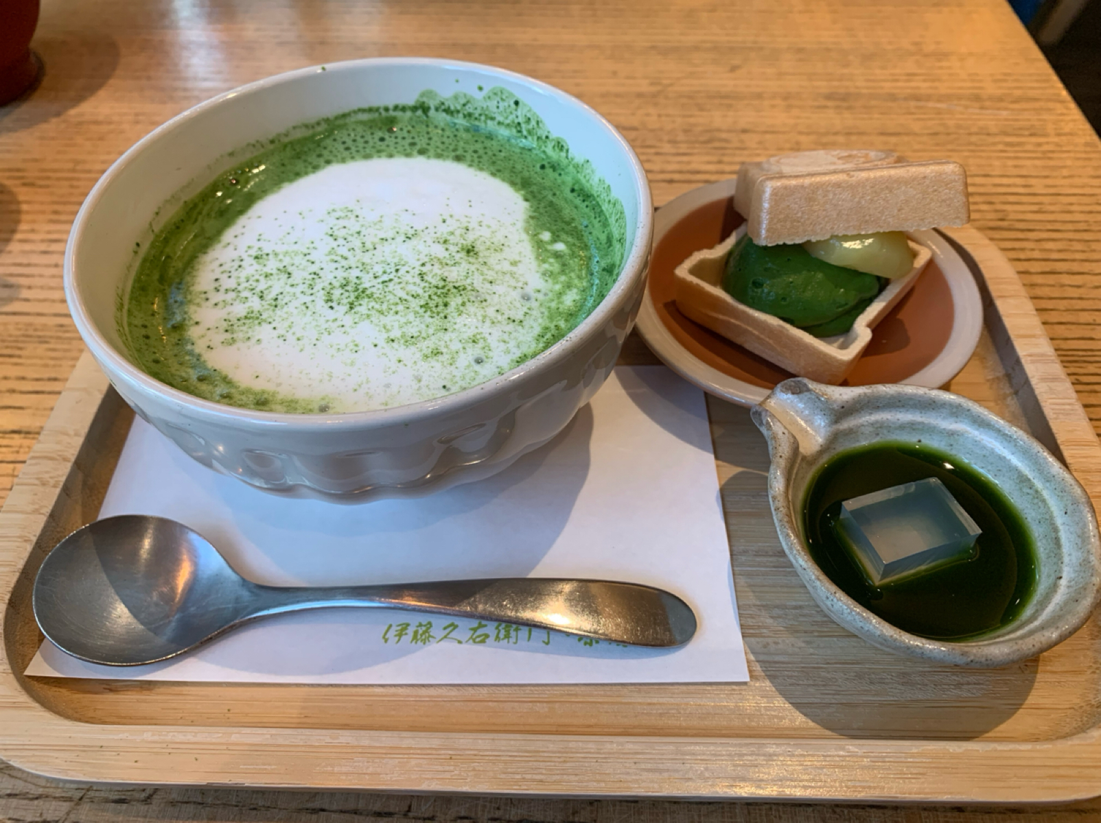 京都伊藤久右衛門 台灣海外直營店 のレストランの写真：最後是傳統的宇治抹茶卡布，舉起茶碗喝起來最有儀式感，微苦不澀，至於「卡士達栗子最中」則適合一口咬下。 byFood Scouter 