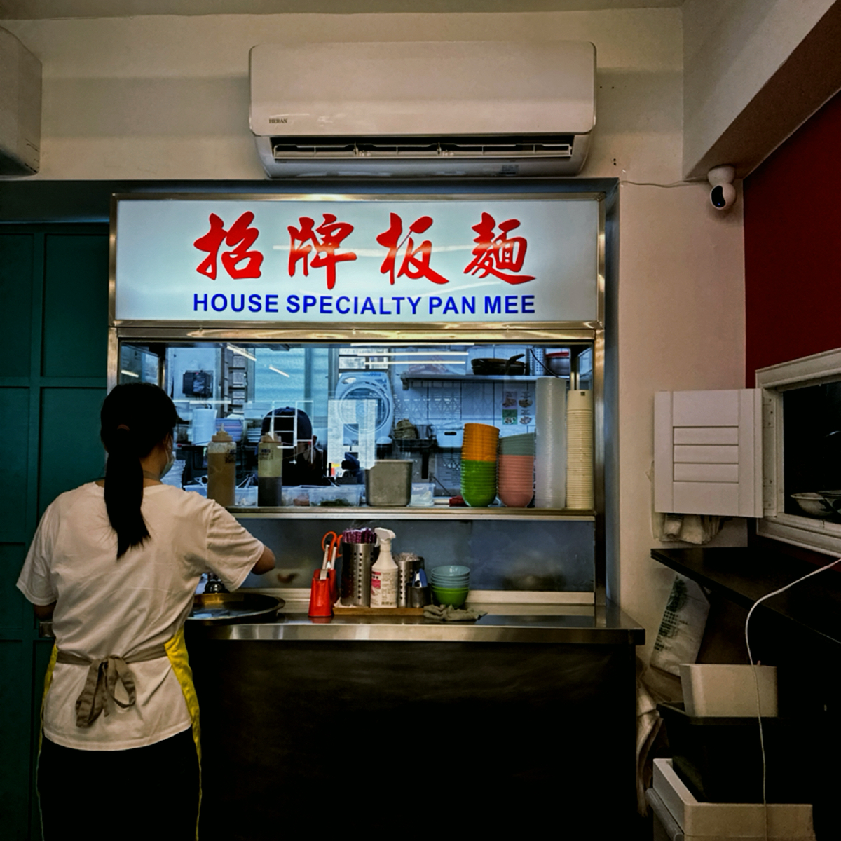 Vibe image of 面對面: 出餐口做成麵攤的樣子，很印象深刻 shot by 阿波卡