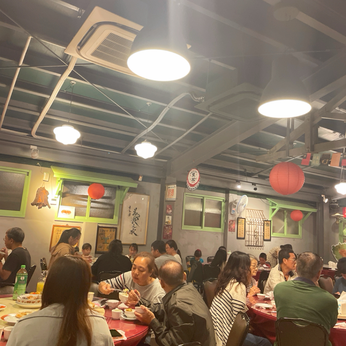 Vibe image of 方正谷眷村菜餐館 台中店: 店內就是這樣，一瞬間像時光倒流一般，讓人感覺時光錯位。

當天晚上人潮滿滿，三代同堂來聚餐的不少，
 shot by 一刻又一嗑