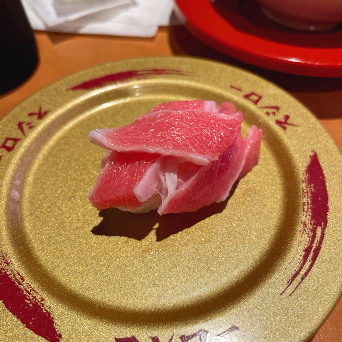Meal image of スシロー壽司郎 台北民權建國店: 這就是我說的品質不好的大腹，根本無法成形一塊肉 shot by 阿官