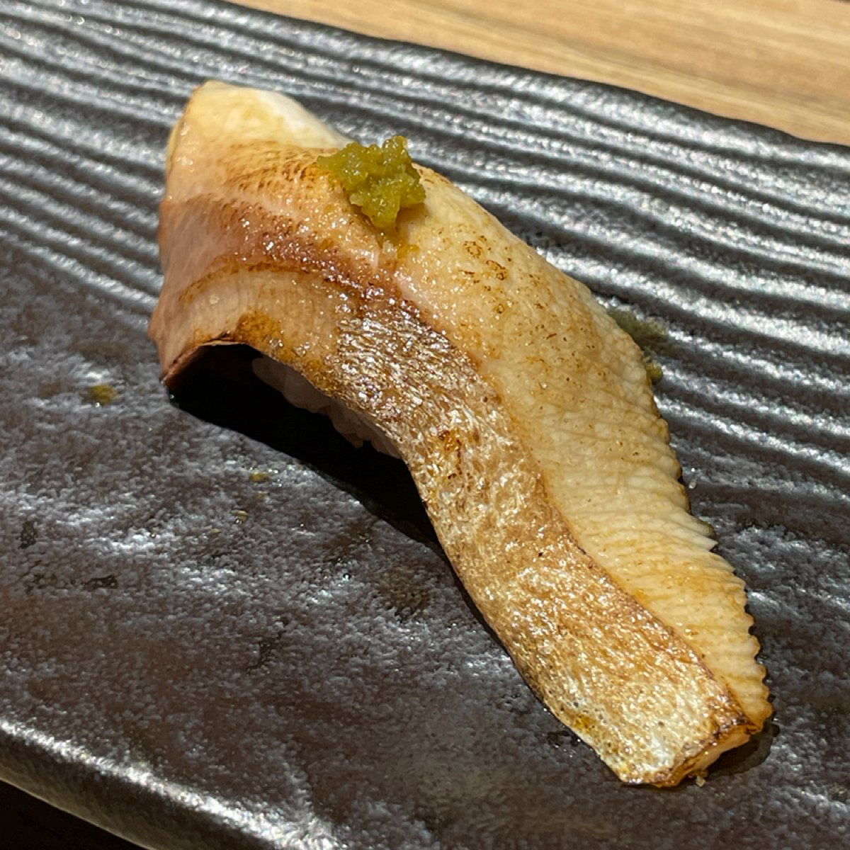 仁壽司 のレストランの写真：📍第五品：日本鹿兒島鰤魚 握壽司
🌕🌕🌕🌕🌖
魚肉先炙燒過，抹上醬油，佐上柚子胡椒
鰤魚 byFreddy Liu 