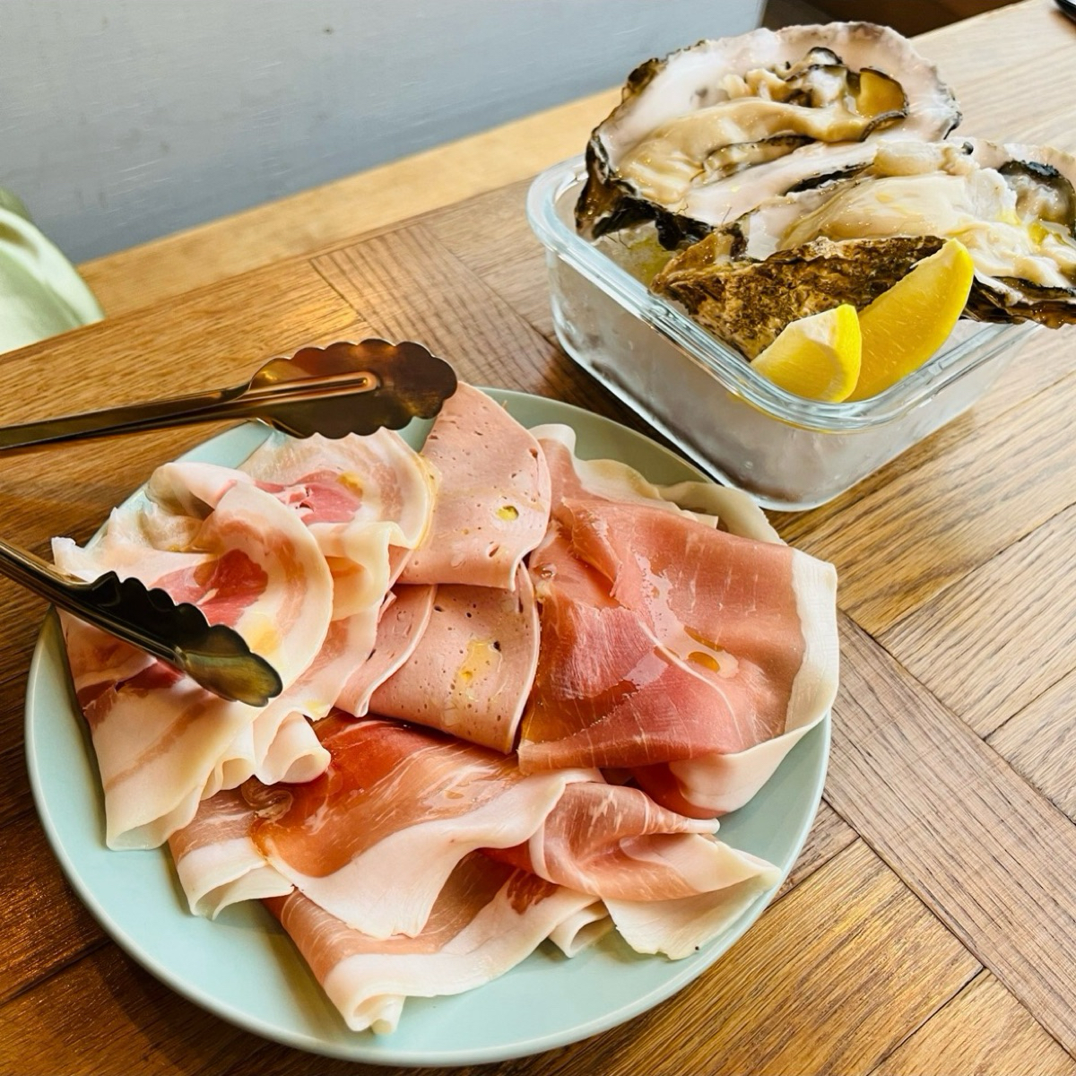 Meal image of Inf 蔵前店: 生ハムの盛り合わせ・生牡蠣 shot by はらぺこちゃん