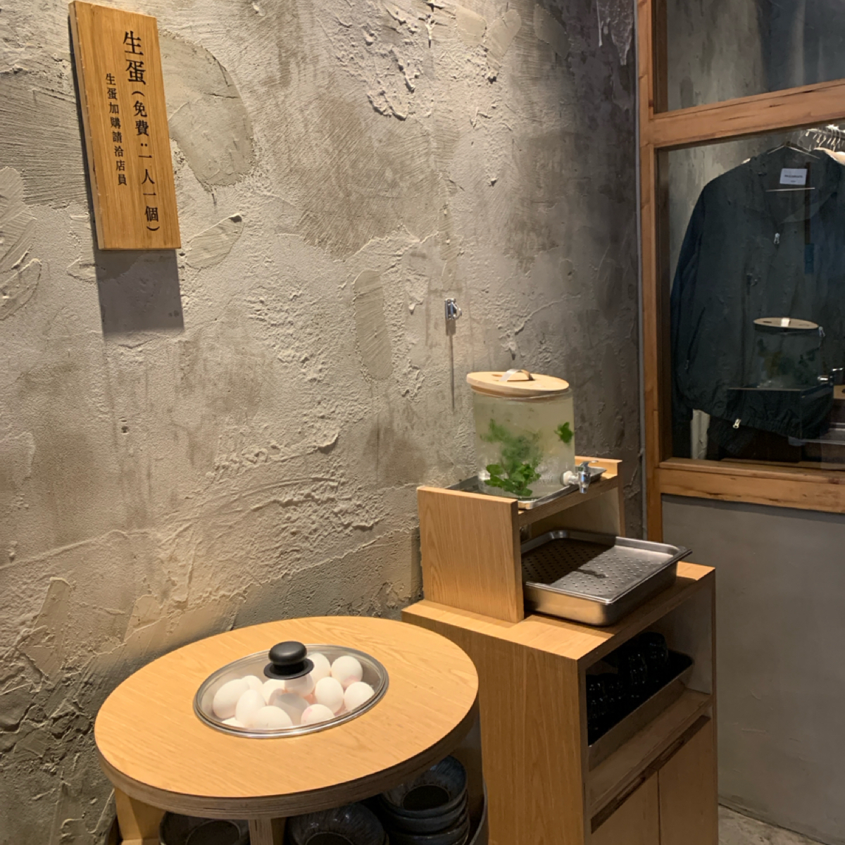 挽肉と米 台北華山 の雰囲気の写真：餐廳內有一櫥櫃可掛置外套，是貼心的設計，其實用餐過程中不太感受到油煙味，可見抽煙機效率相當不錯。 byFood Scouter 