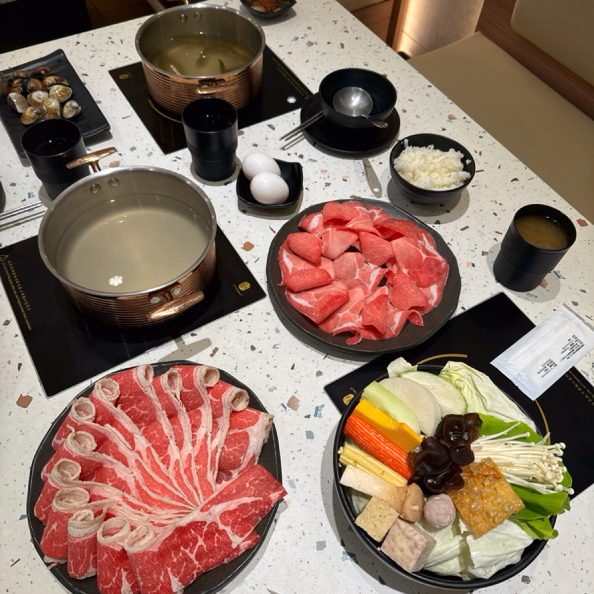 食客三千 のレストランの写真：餐點一覽～點餐完的上菜速度很快！
這次點的鍋底是經典原味豚骨（+0）、剝皮辣椒（+38）
剝皮辣椒湯 byAna 