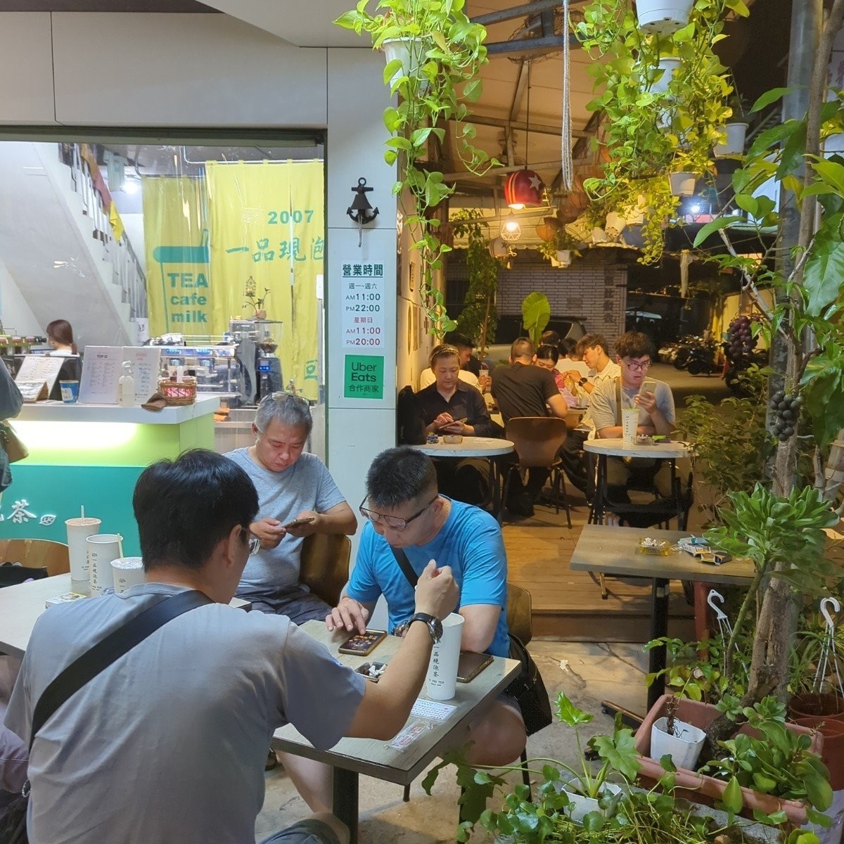 Vibe image of 一品現泡茶 土城旗艦店: 戶外區可吸菸 shot by 美食玩很大