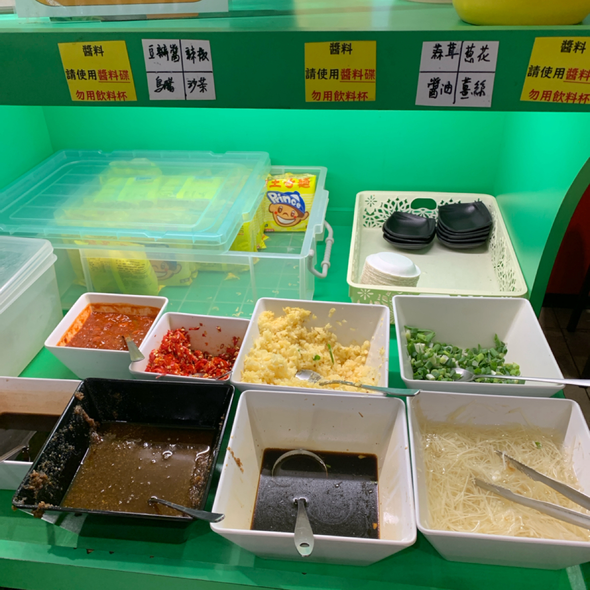 魚清小火鍋 的外觀氛圍圖片：不過有王子麵可自助吃到飽，外包裝皆已被剪開。 由Food Scouter 拍攝