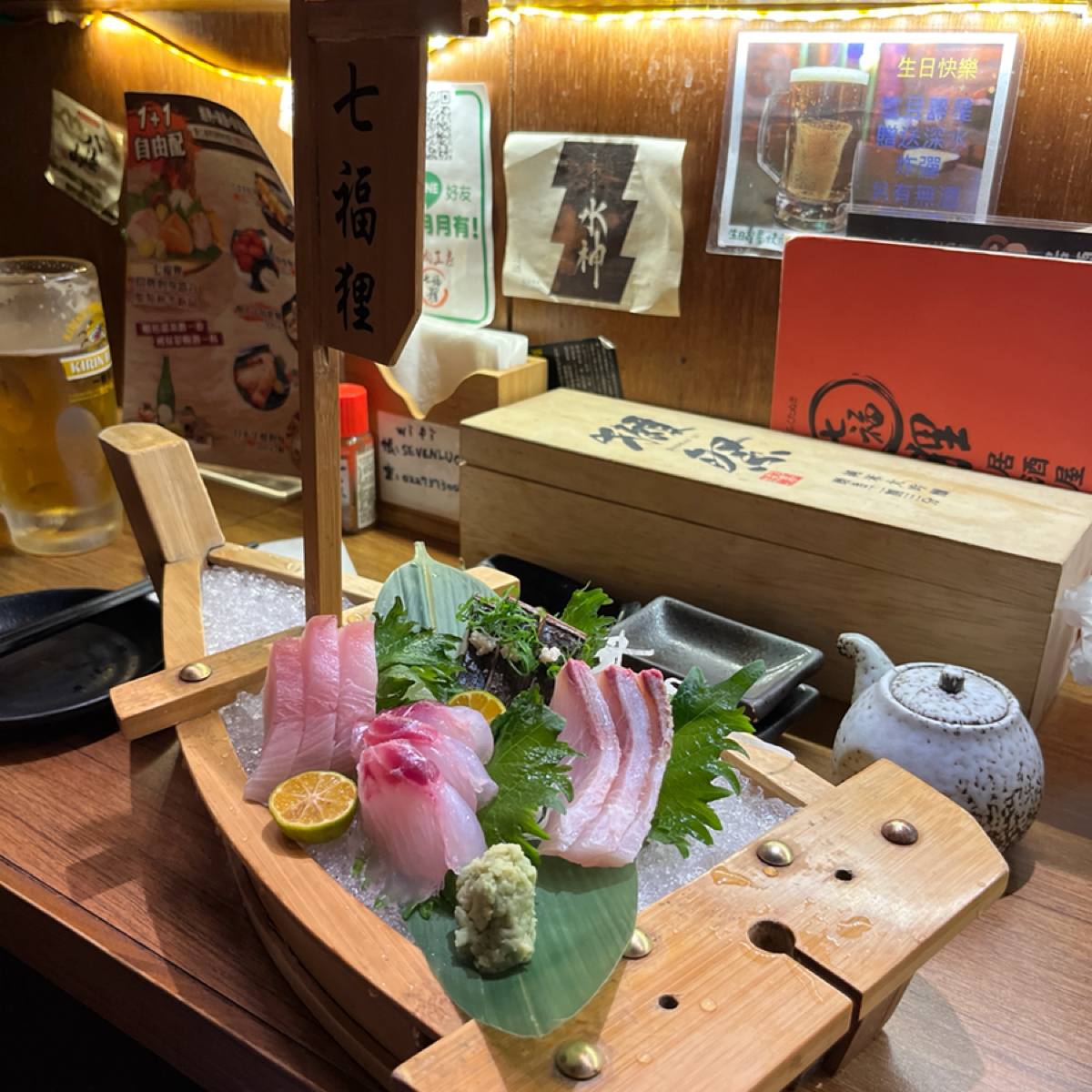 Meal image of 七福狸居酒屋: 綜合生魚片，比目魚很好吃，其他的中規中矩 shot by 阿官