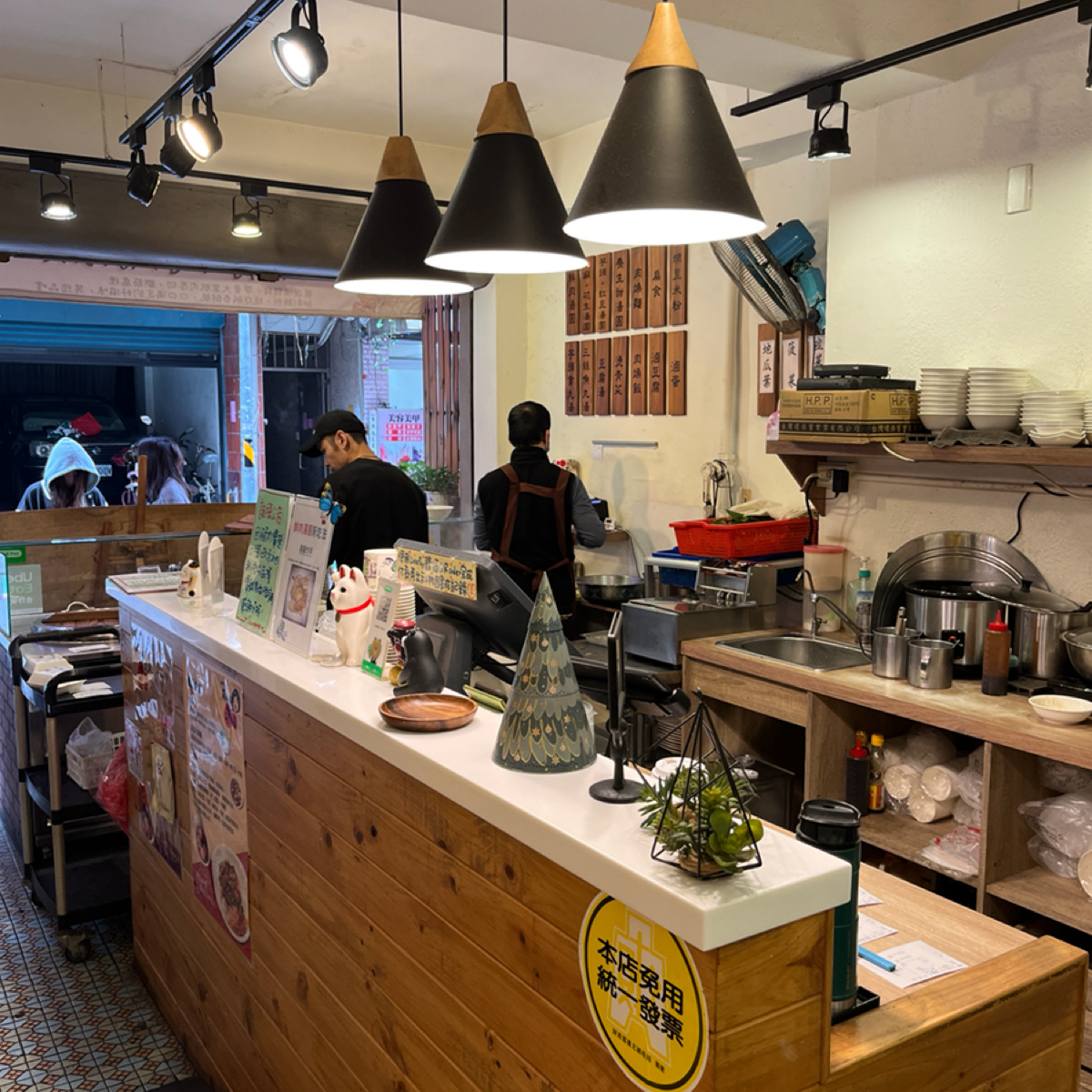 鼎圓蘇媽媽湯圓 の雰囲気の写真：店內廚房，蠻乾淨的 by阿官 
