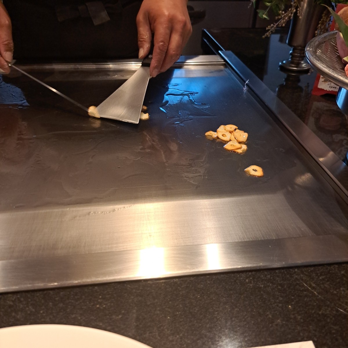 宮崎牛鉄板焼ステーキみやざき館 心斎橋みやちく みやざき館 の雰囲気の写真：連煎蒜片都很講究火候 byYear 