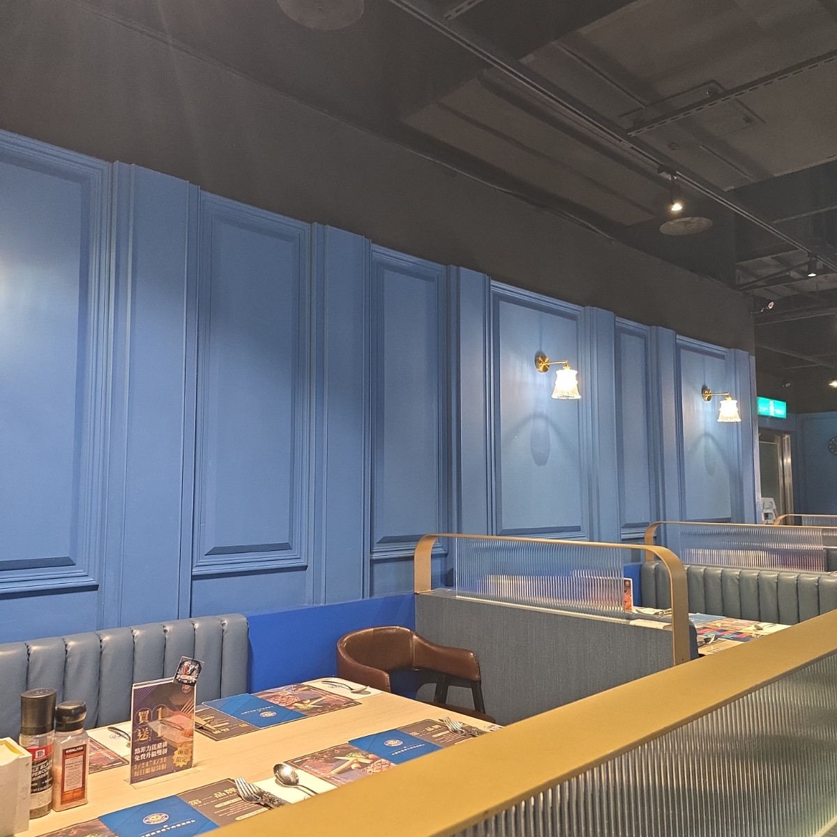 Vibe image of 瀧厚炙燒熟成牛排 台北南港店: 店內一隅 shot by 永遠的新手
