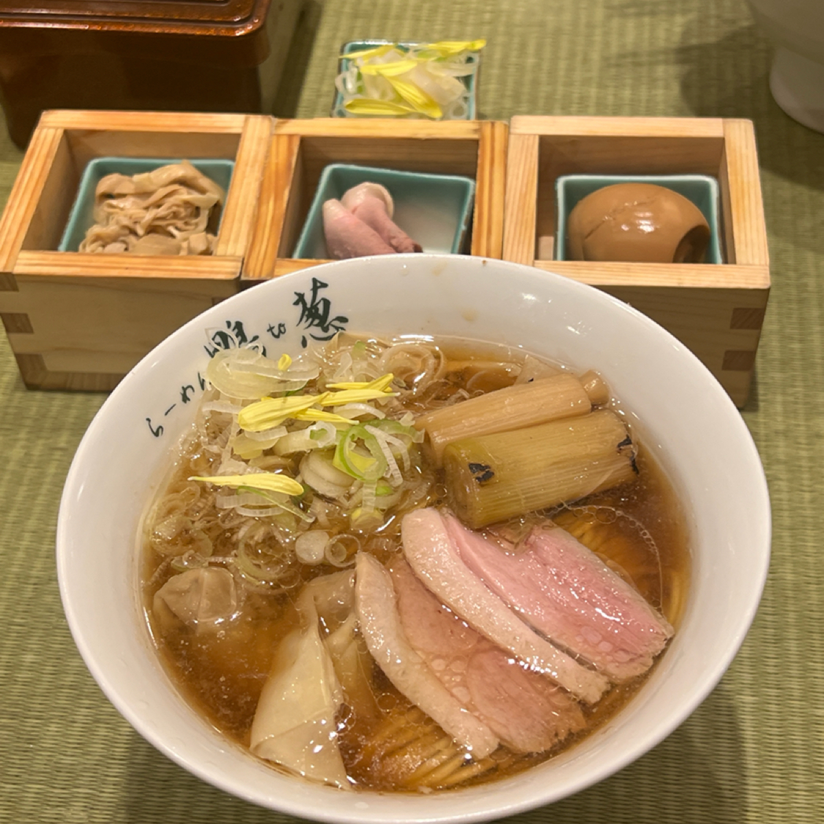 Meal image of らーめん 鴨 to 葱: 上 鴨らーめん：有糖心蛋、鴨肉、筍、餛飩 ¥1380 shot by 七咪