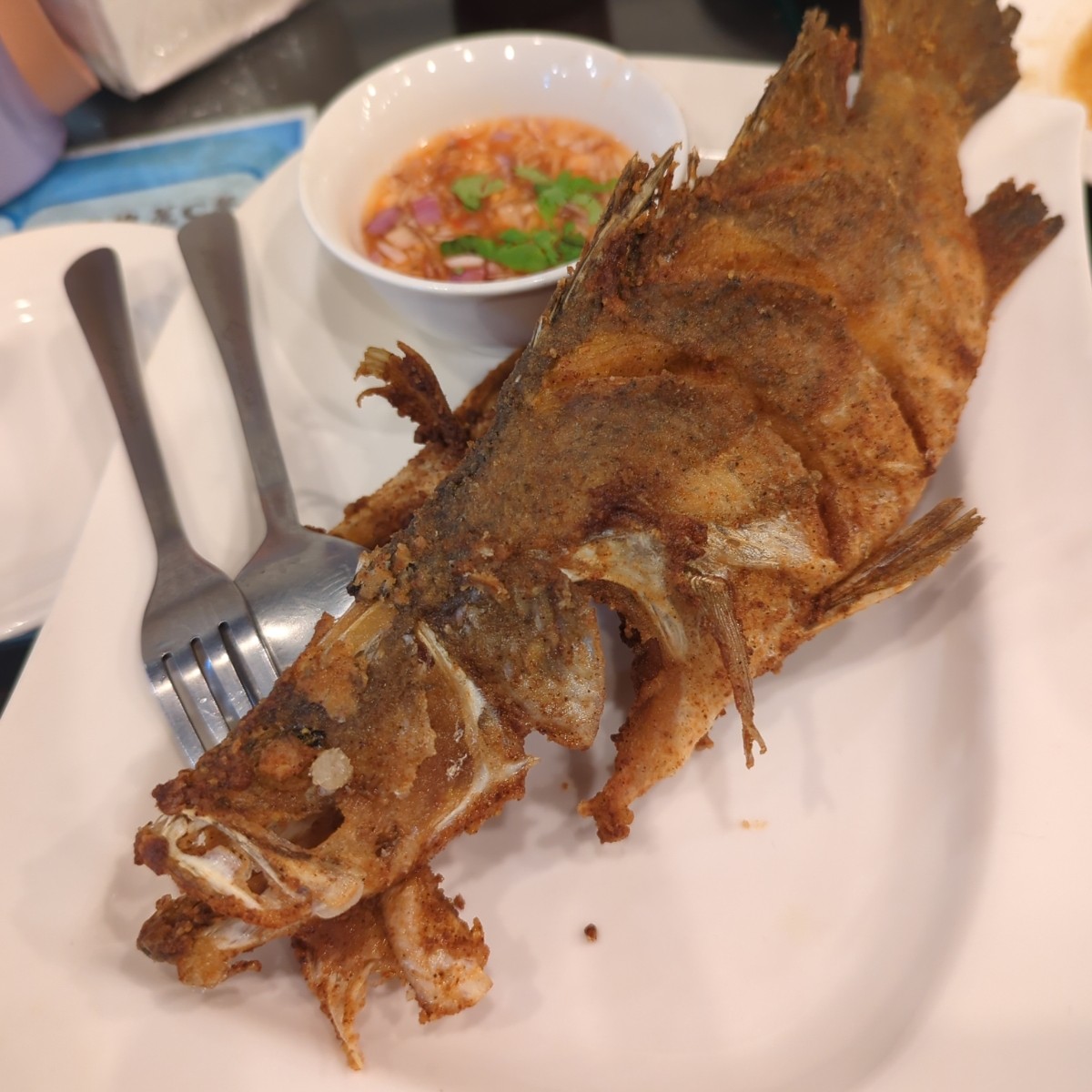 泰源中泰料理 のレストランの写真：🐟炸全魚 $220
餐點炸的酥酥脆脆，魚肉還算暖嫩不過魚尾吃起來超級脆，還可以沾點酸辣醬增添風味。 by美食玩很大 