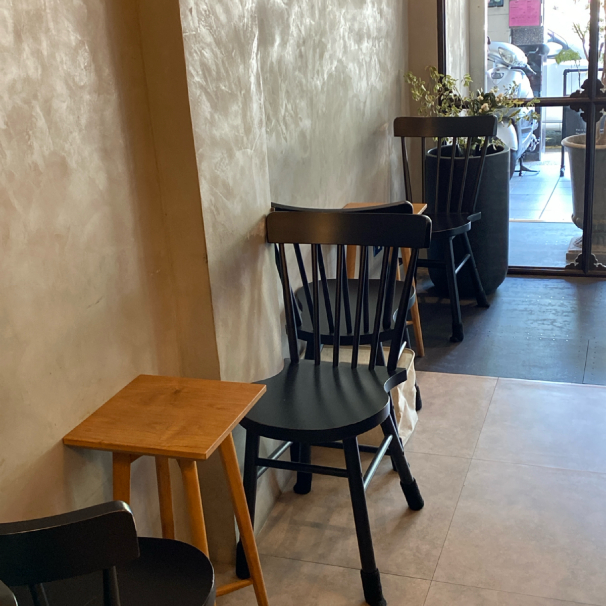 Vibe image of KANSYA Japanese Tea Salon日本茶專門店: 兩人座位區 桌子非常小 共3桌而已 shot by 阿鈴s食