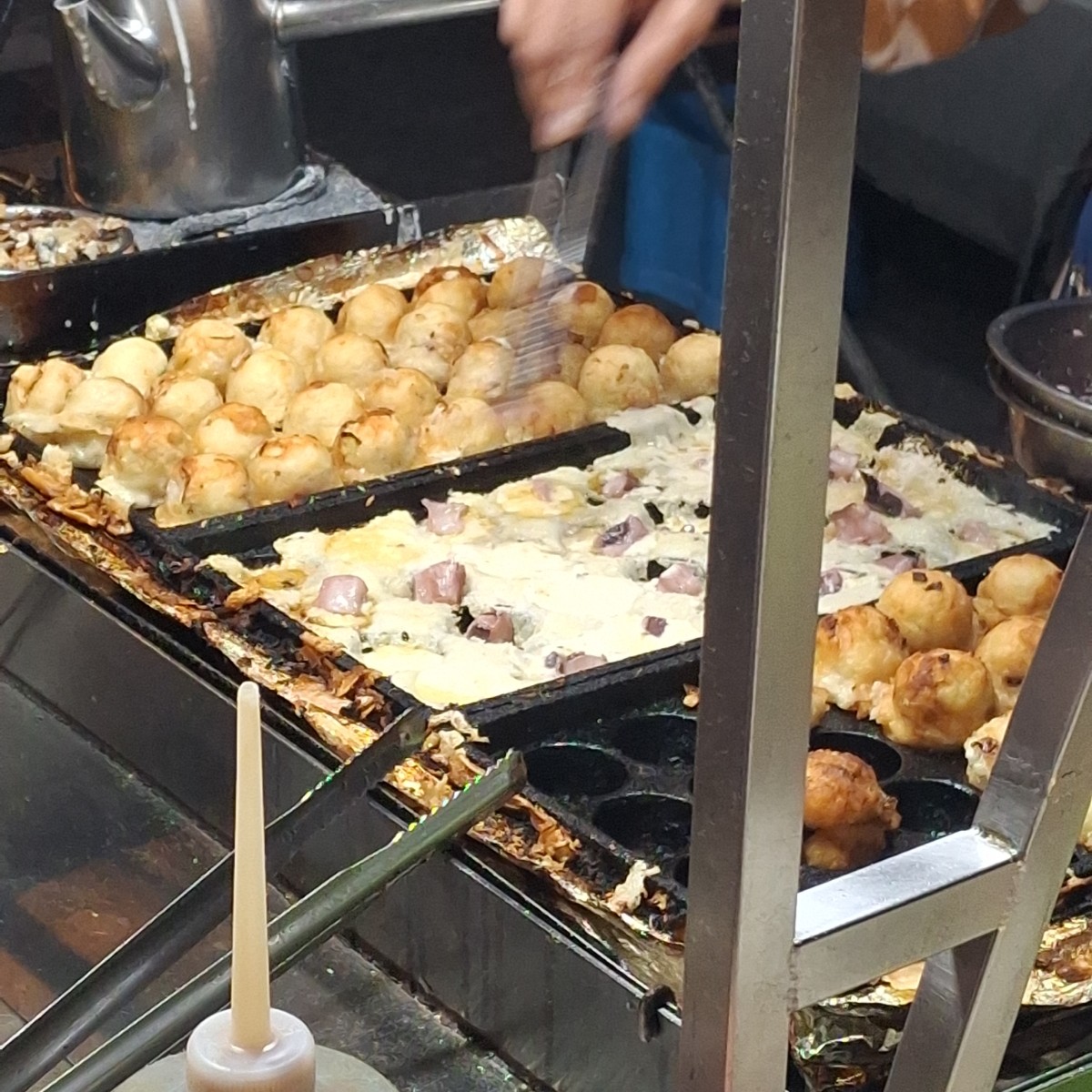Vibe image of 宜蘭大饗味 章魚燒: 不同於上一張圖，這張圖可以看到章魚燒的章魚大小。 shot by 美食肥之豬