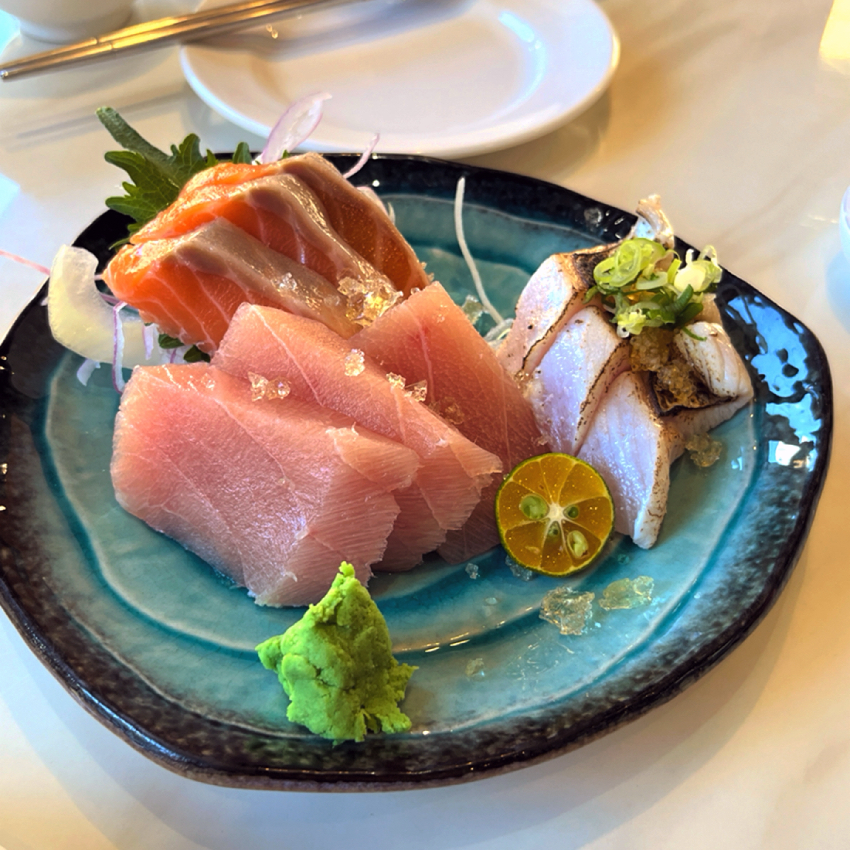 伍柒-海鮮手作料理 のレストランの写真：生魚片拼盤，魚的切很厚一塊。都很新鮮好吃😋 by阿官 