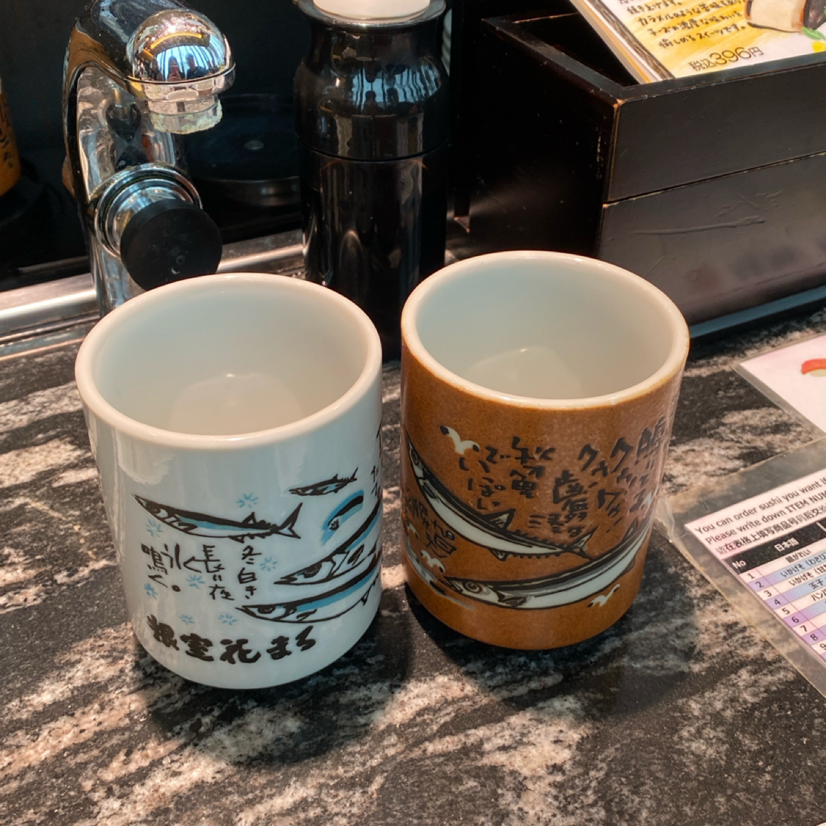 回転寿司 根室花まる 銀座店 の雰囲気の写真：很喜歡他的杯子 by阿鈴s食 