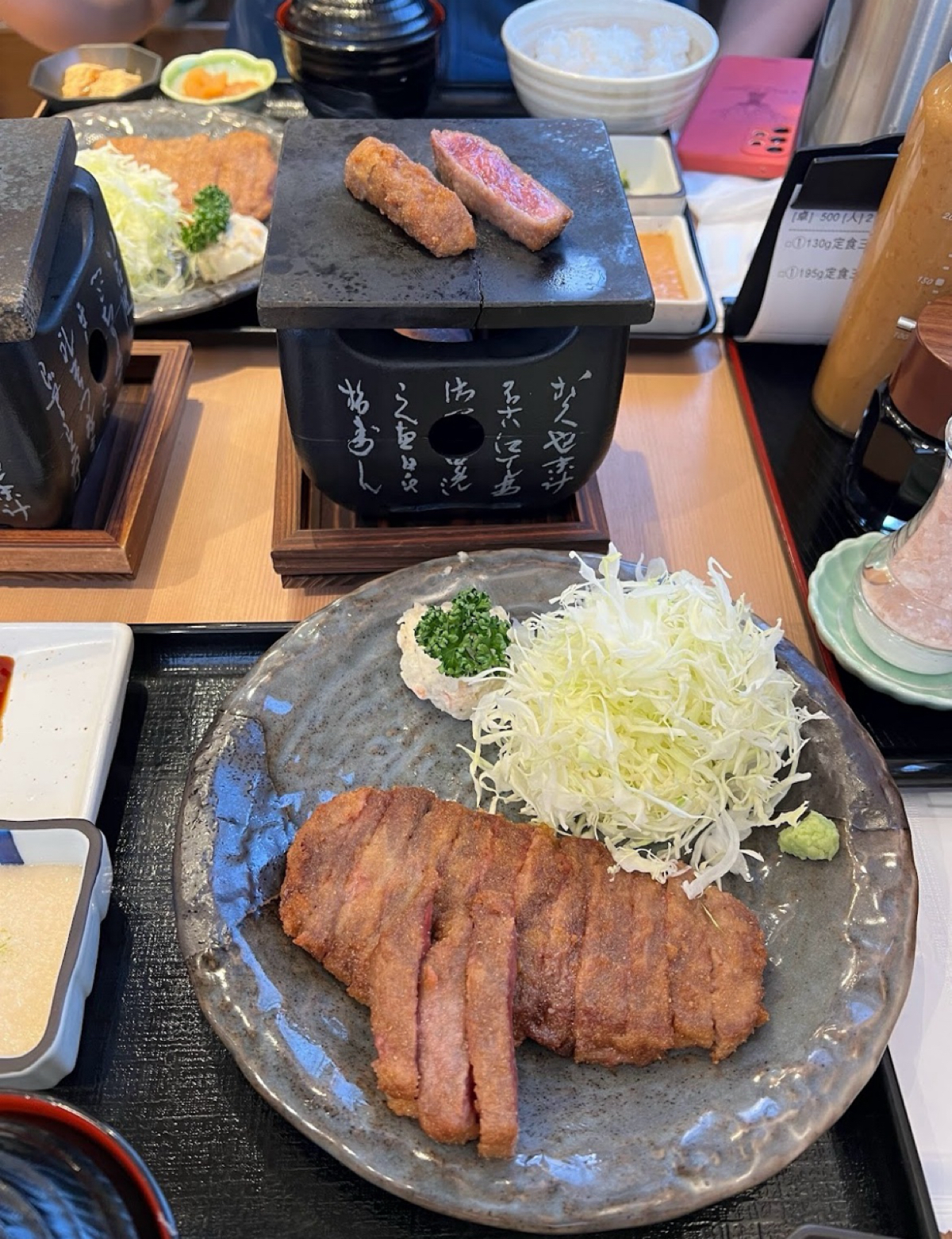 Meal image of 牛かつもと村 上野店: 炸牛排可以直接吃，也可以上小爐子烤 shot by LESTER